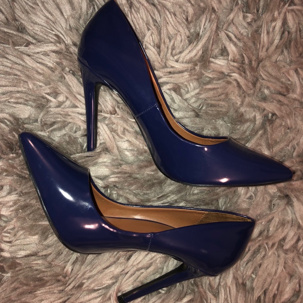 Blue pumps